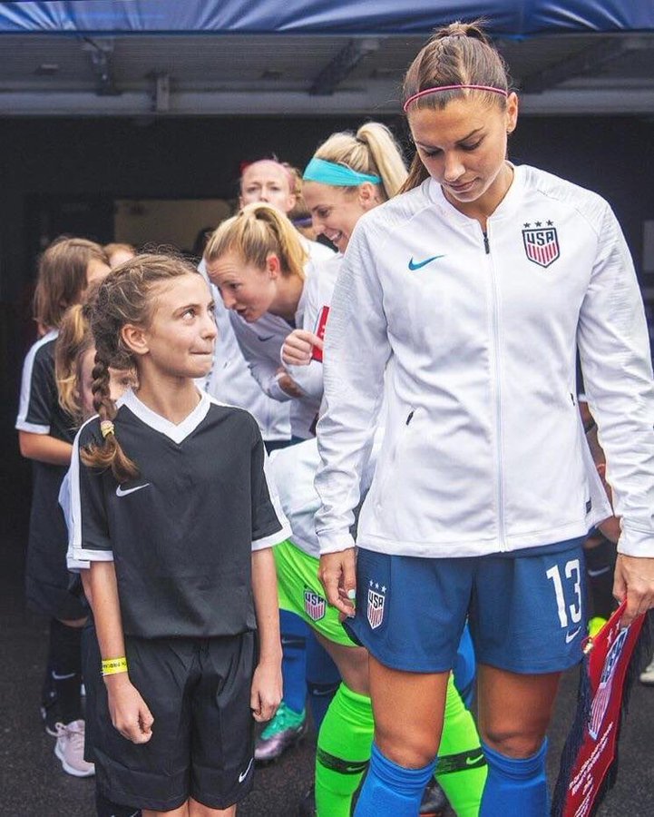 Chica mira con admiración a la futbolista Alex Morgan